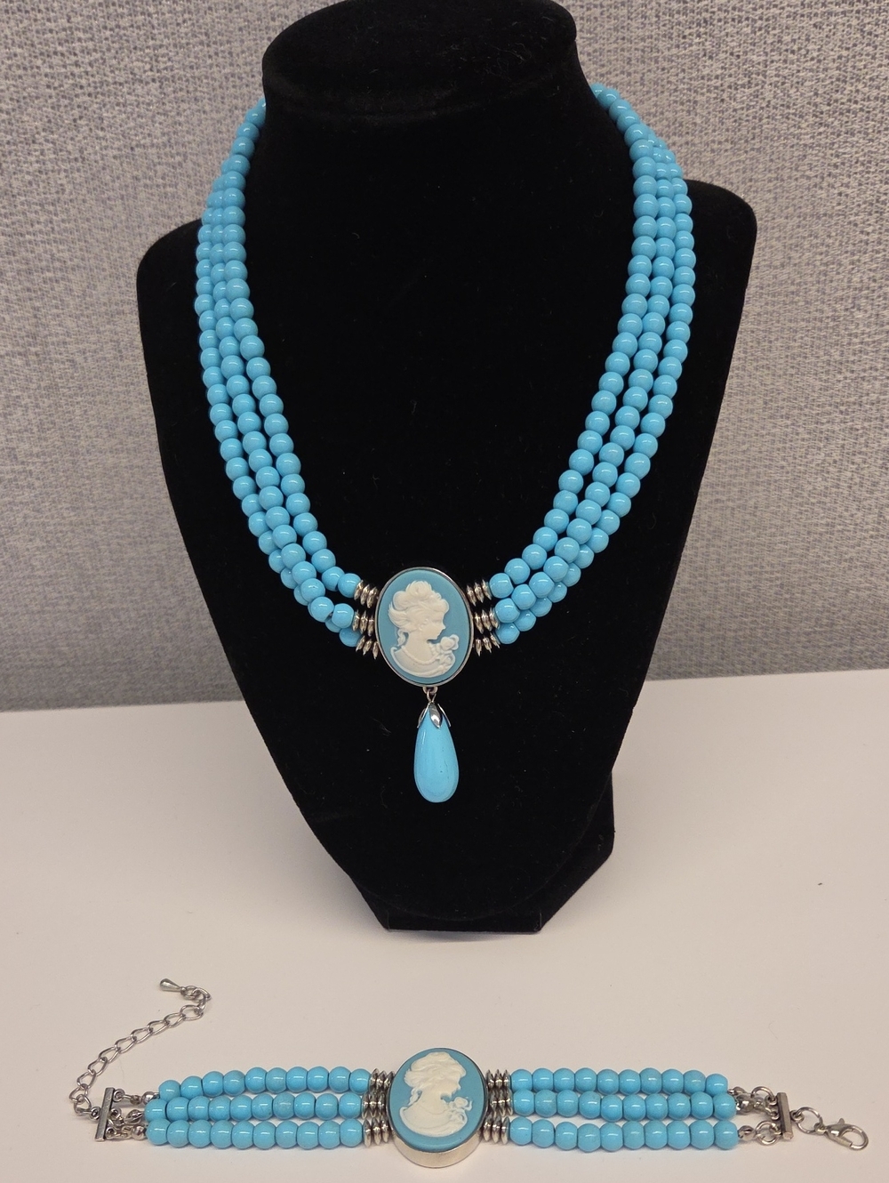 BLUE AND WHITE CAMEO NECKLACE AND BRACELET SET